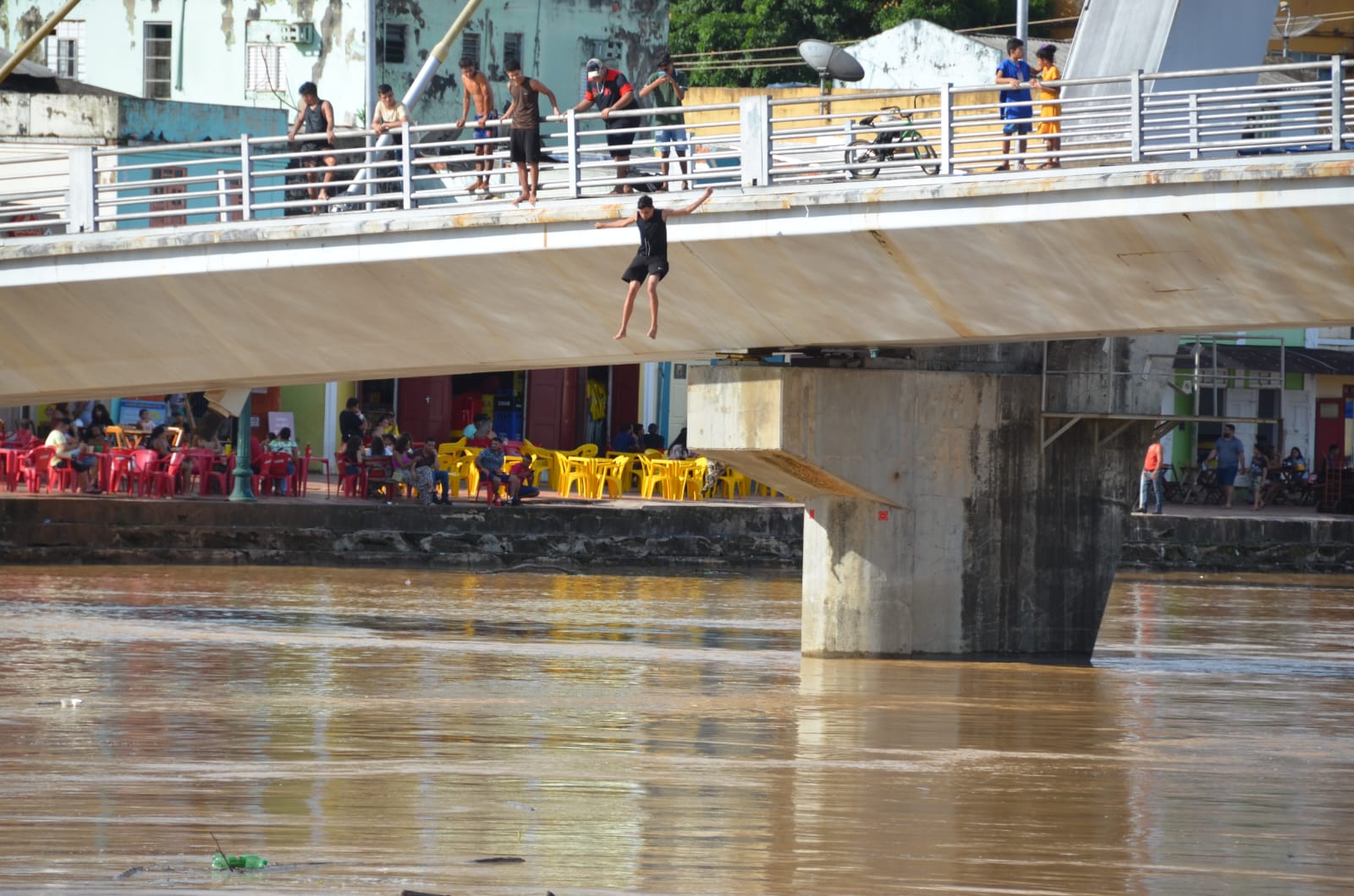 Jovens se arriscam pulando da Passarela Joaquim Macedo em Rio Branco